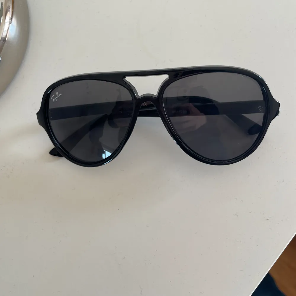 Hej! Jag säljer nu mina rayban solglasögon som passar perfekt till sommaren.  skick aldrig använda så skulle säga 10/10 (avgör själv). Fodral medföljer även. Nypris ligger på ca 1500, mitt pris: 399. Hör av dig vid minsta lilla fundering. Accessoarer.
