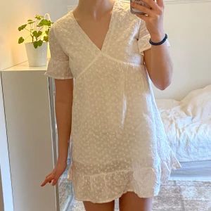 Vit klänning - Supersöt vit klänning som tyvärr är för liten för mig. Den är i storlek S, men är liten i storleken 🌟Passar perfekt till studenten, skolavslutning eller till sommaren! 🌸