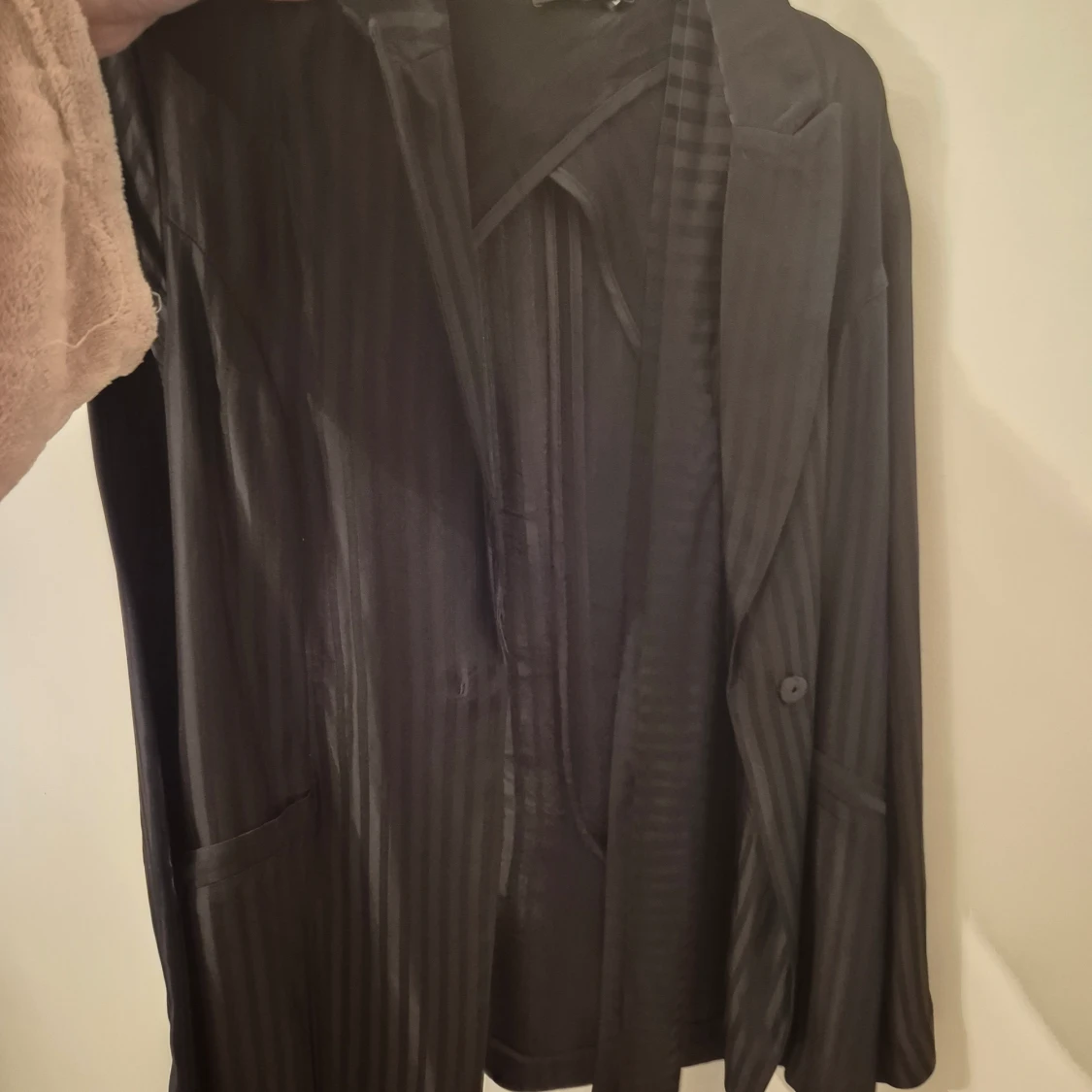 Tunn jacka med knytning