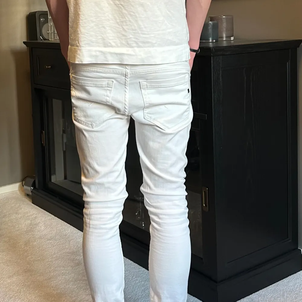 Ett par vita dondup jeans modell George i storlek 30. Jeansen är köpta förra året på nk i Göteborg. Skick är 9/10, nästan oanvända. Hör av dig vid frågor!. Jeans & Byxor.