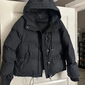 Gant Jacka - En vinterjacka från Gant som är lite kortare i modellen. Super fin och i gott skick🩷