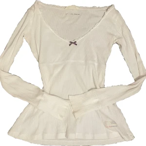 Odd Molly topp - Supersöt topp från märket Odd Molly i storlek 1 (36)💓🤗 märket på ärmen har små slintningar men det är inget märkvärdigt, annars kan jag inte se några defekter❤️