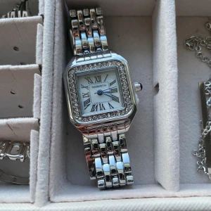 Klocka  - Super fin damklocka som tyvärr inte kommer till använing, den är inte startad🩷