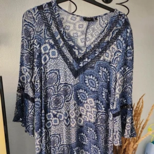 Klänning/tunika - Klänning/tunika  Zizzi (större storlekar). Tror de är M vilket motsvarar ungefär xxxl