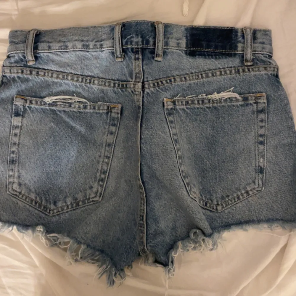 Ett par jeansshorts, köpta från zara förra sommaren, bara använt de två gånger så i väldigt bra skick! Storlek 34. Shorts.