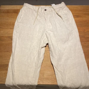 Beiga linnebyxor  - Köptes förra sommaren på zara. Används någon gång men köpte ett annat par istället. Finns inget fel på dom utan är nyskick.