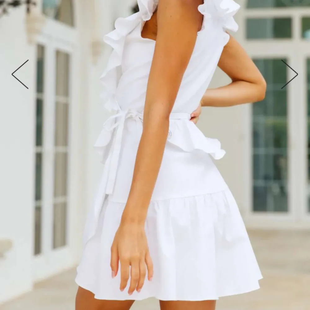Jättefin vit klänning nu inför studenten. Oanvänd och endast testad. Den är från Hello Molly och kostade 1100kr nypris❤️. Klänningar.