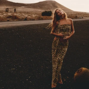 Zara leopard kjol - Slutsåld leopard kjol från zara i storlek M. Helt ny och prislappen finns kvar. 