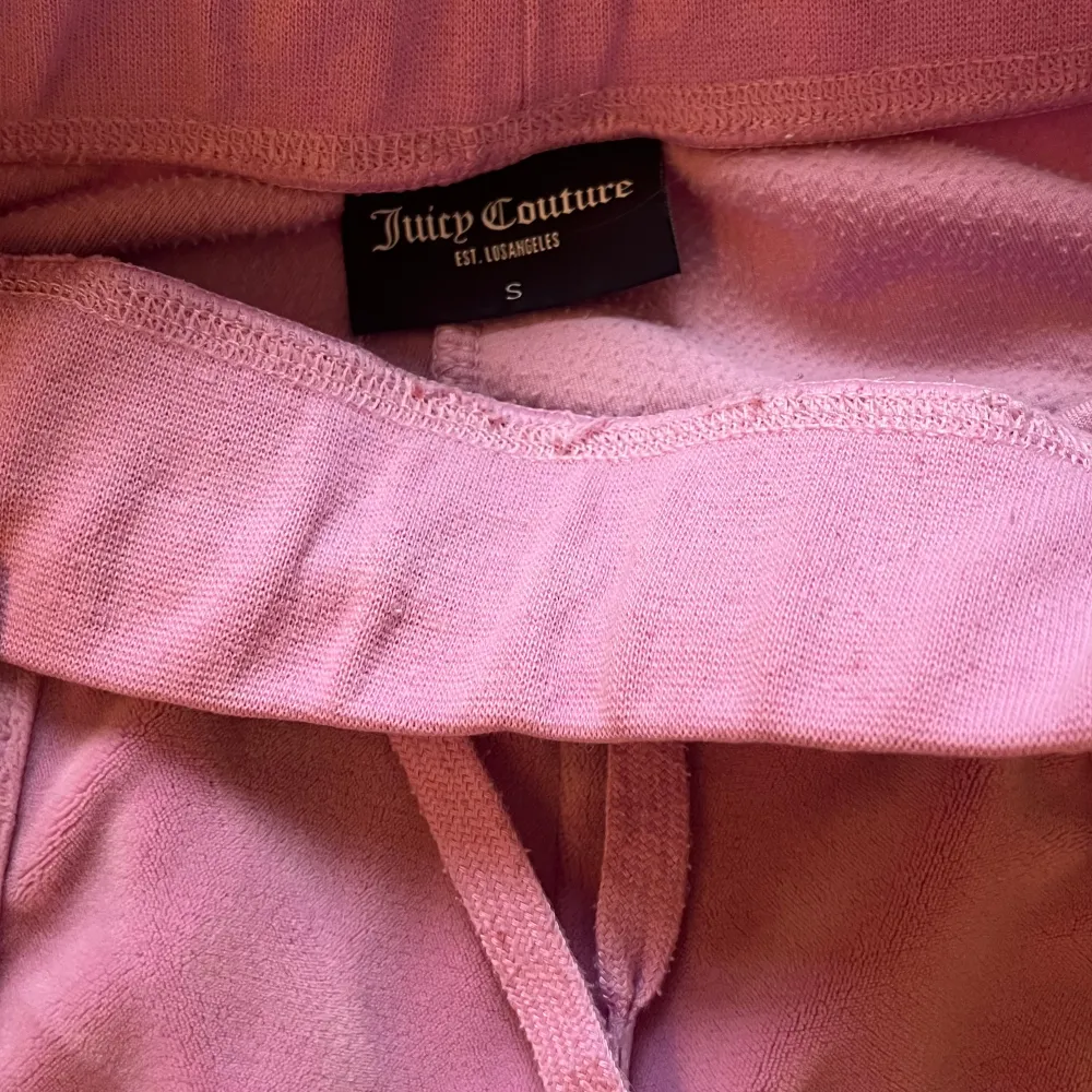 Fina juicy couture byxor! Bra skick men metallen på snörena saknas, fickor på fram och baksida. . Jeans & Byxor.