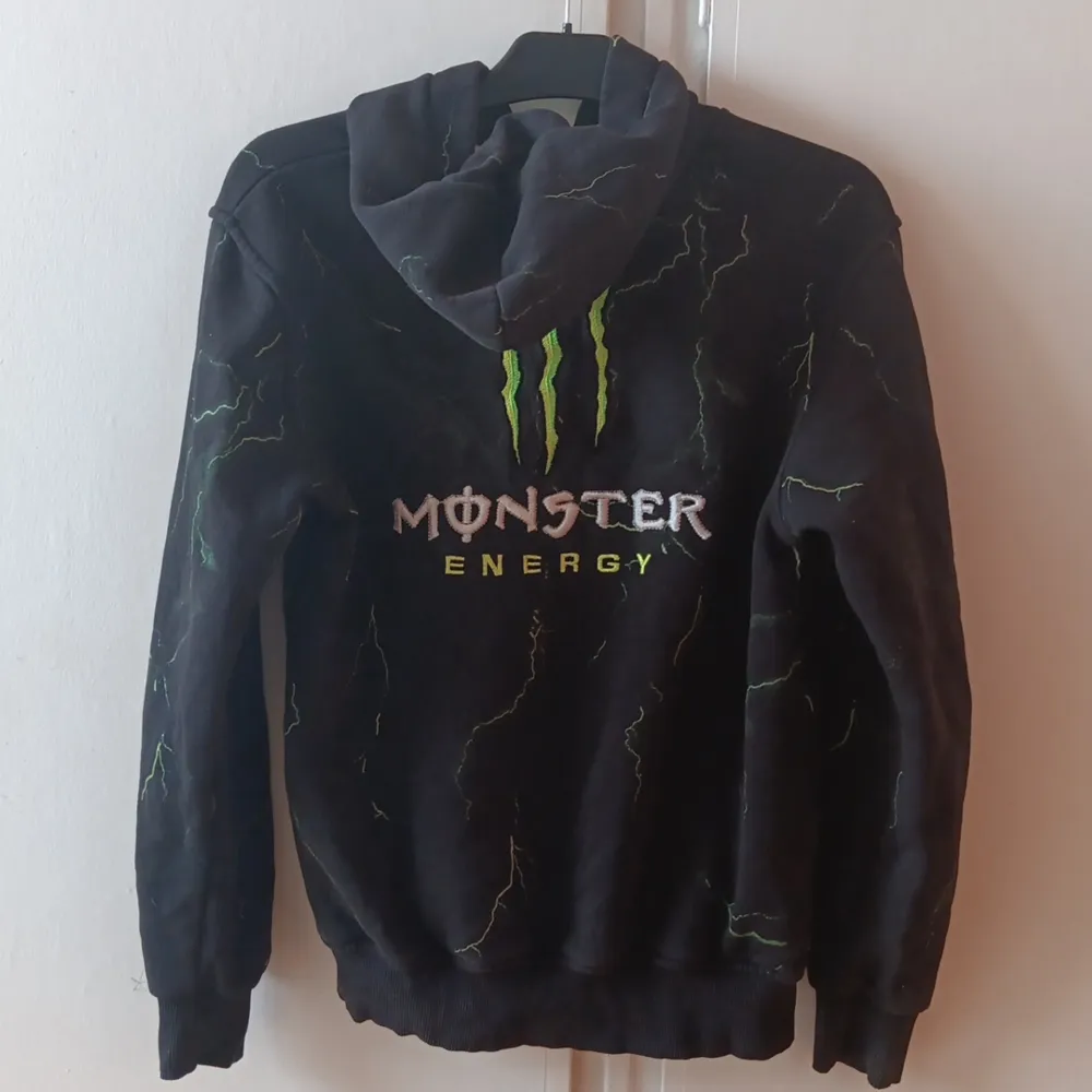 Säljer monster hoodie för den är för liten. Pris kan diskuteras. Hoodies.