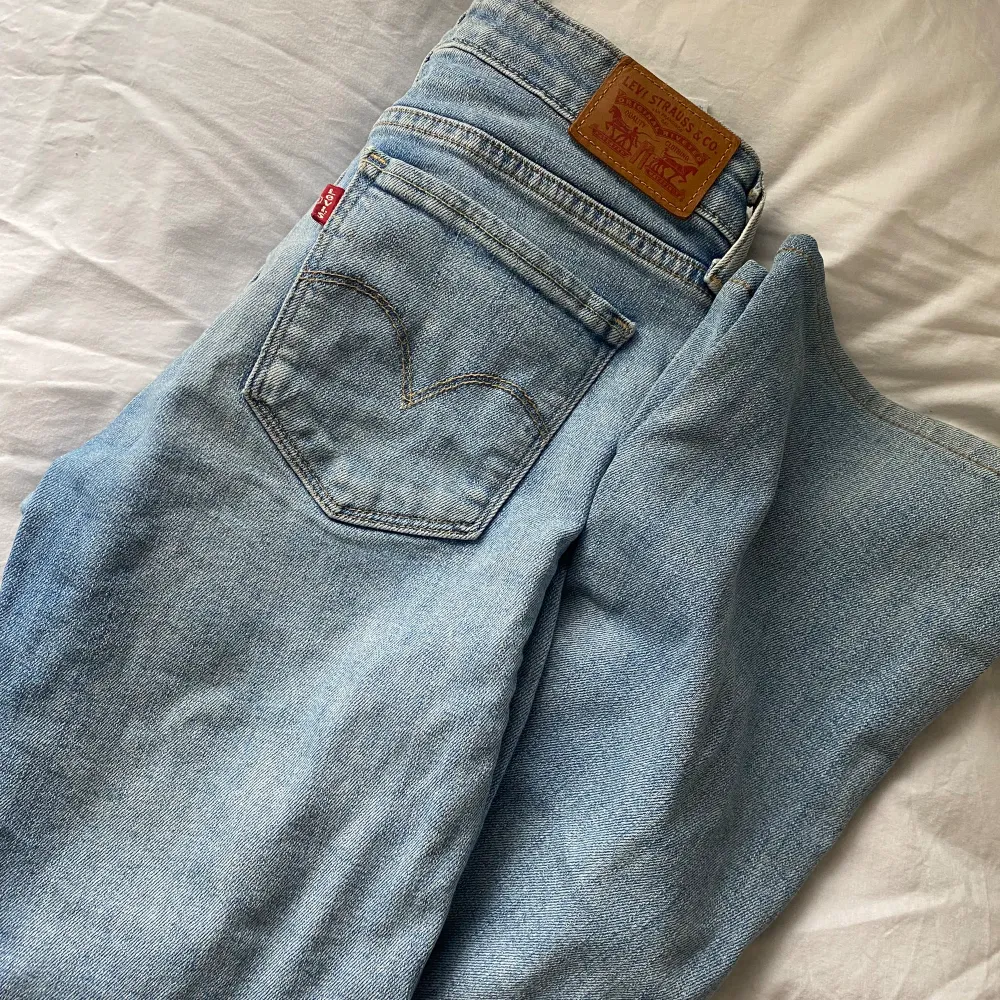 Snygga lågmidjade Levis jeans i strl 26, passar mig som är 160 lång! Skriv för fler frågor 🤩🩷 . Jeans & Byxor.