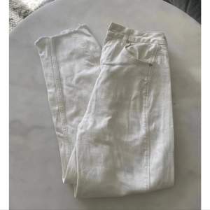 Vita jeans från Nakd, aldrig använda, passar en storlek S. Skulle säga att modellen är ”mom jeans”, lite kortare i benen för mig som är 165 lång.