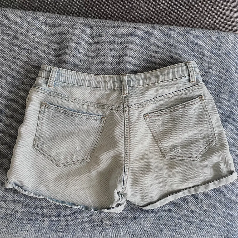 Snygga ljusblåa lågmidjade jeansshorts💗Midjemått 35 cm. Shorts.