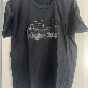 Anine bing x Gina tricot tahirt - Overzise T-shirt ett mini hål, men syns knappt