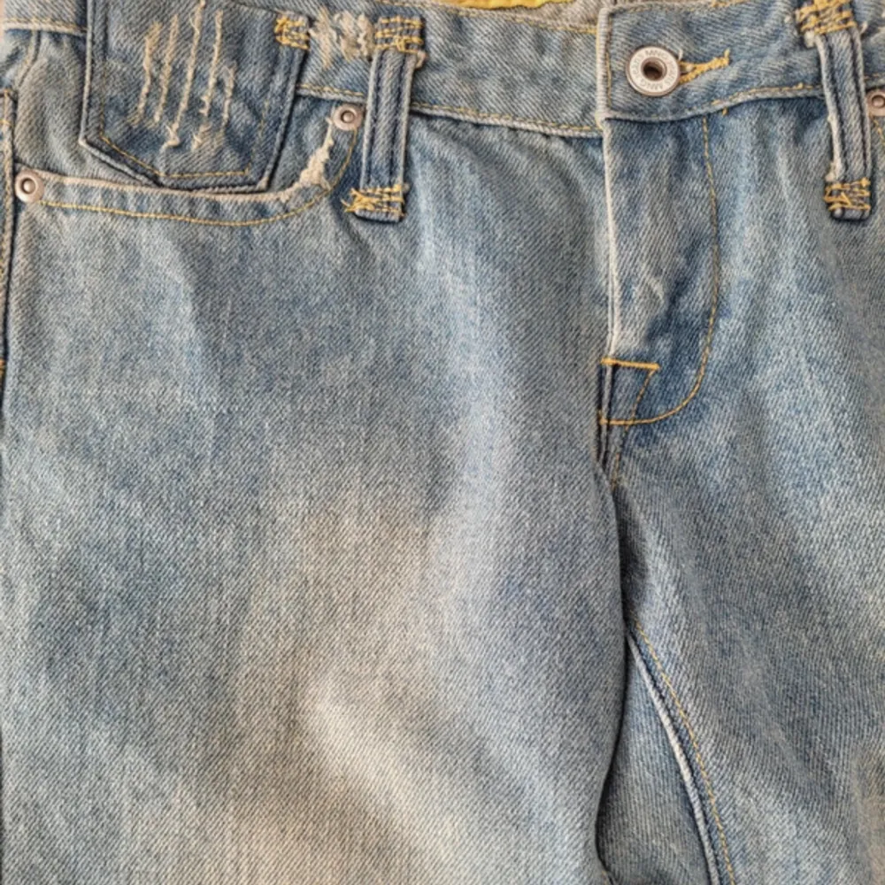 Skit snygga jeans från mango 🥭 knappt använda pga börjar bli lite för små. Uppsydda i benen så passar på mig som är 165cm i längden, går att lägga ner igen om man vill.  Midjemått 38cm Innerbenslängd 80cm Höft 44cm . Jeans & Byxor.