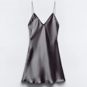 Klänning zara - Nattlinneinspirerad klänning från zara Helt oanvänd Storlek L, kan mötas i Stockholm 