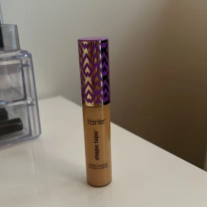 Tarte concealer - Testad på armen bara Färg : medium-tan golden Tarte shape tape concealer, fullsize 