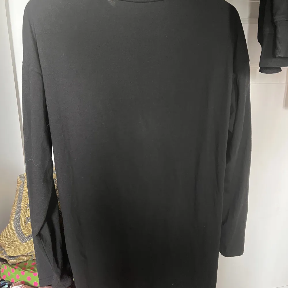 Oversized black graphic shirt in great condition. Size XS. Only used once. Price can be discussed.. Toppar.