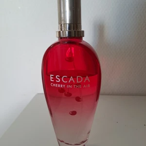 Escada cherry in the air 100 ml - Mängd enligt bild. Limited edition.