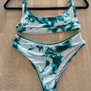 Mönstrad bikini  - Säljer denna superfina  bikini från SHEIN i storlek xs! 
