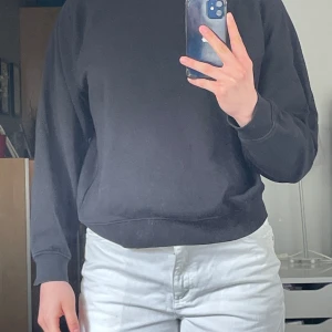 Svart collegetröja - Från cubus, storlek S. Något kortare i ärmarna. Mycket bra skick!⭐️