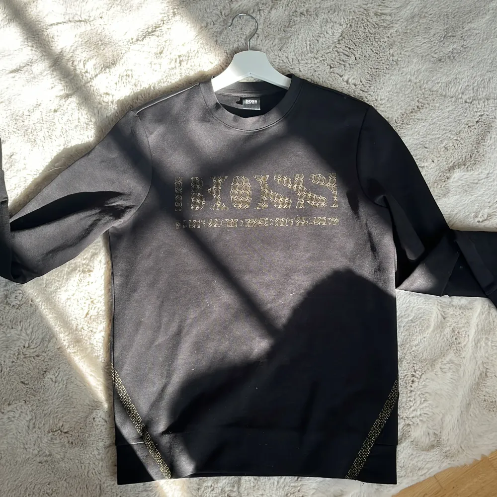 En jättefin Hugo Boss tröja som tyvärr inte kommer till användning längre! Jättefint skick och använd endast 2 gånger! Köpt för runt 1800kr jag säljer den för 700kr! Skriv för frågor! . Hoodies.