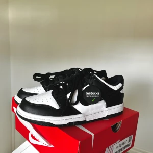 Nike dunk low- sneakers - Nya Nike Dunk Low Retro White Black (GS) endast provade på en gång. Storlek 37 1/2. Kartong medföljer. Köpte dem i november förra året, då kostade de 1999 sek.