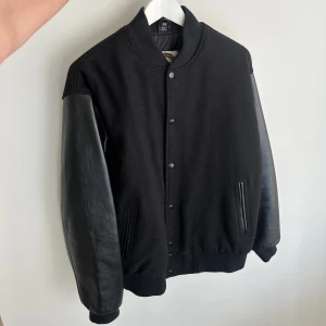 Vintage varsity  - Vintage varsity jacka med äkta läder sleeves, kvaliten är Topnotch! 