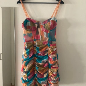 Zara klänning  - Sparsamt använd, men har några lösa tråder vissa ställen - ser dock väldigt fin ut på fortfarande 💛