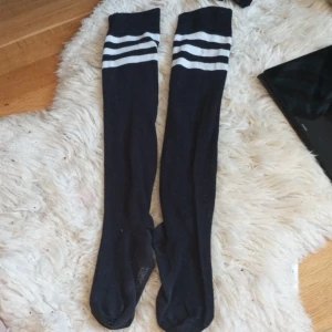 Knästrumpor - Söta knästrumpor i bra skick❤️ små hål längst upp men det märks inte av❤️❤️ det ser mest coolt ut