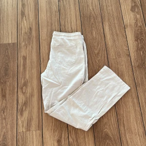Linnebyxor  - Säljer ett par beiga linnebyxor från Jack&Jones ny pris: 600kr mit pris: 190kr