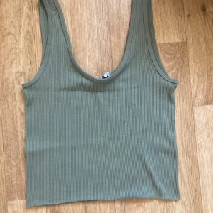 Gulligt grönt linne - Supergulligt ljusare linne som är fint till sommaren. Storlek M-L från Zara. Rökfritt och djurfritt hem Kontakta gärna mig om du har funderingar, vill ha mått eller fler bilder!