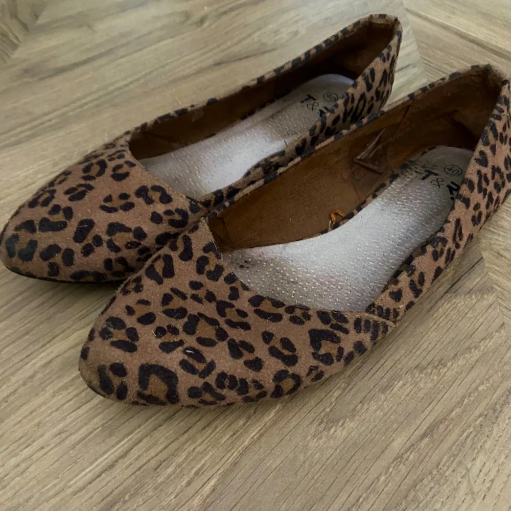 Supersnygga trendiga ballerina skor i leopard! Köpta från plick innan men de är tyvärr för små för mig… de är i storlek 40🥰 de är i bra skick men ändå använda👍🏼 . Skor.