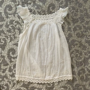 Vit sommar linne - genomskinligt och luftigt linne som är perfekt för sommaren 🩷