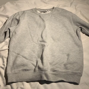 Junkyyard sweatshirt  - Säljer denna sköna junkyard grå sweatshirt. Skick 9/10