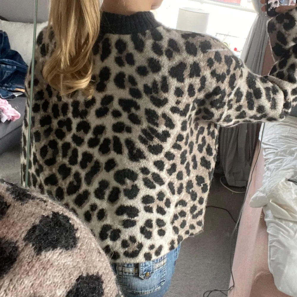 Super fin leopardmönstrad stickad tröja från H&M. Helt oanvänd, kvaliteten är som ny. STORLEK S. Stickat.