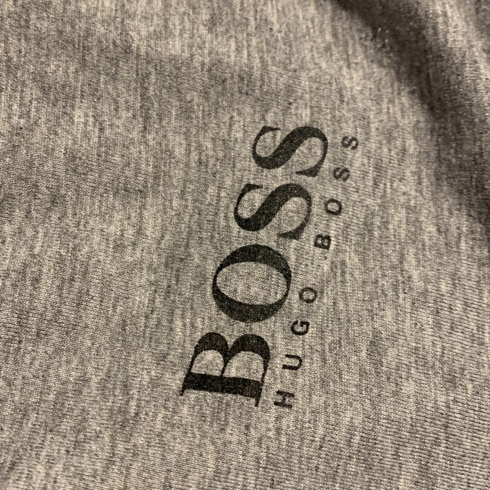 Säljer denna gråa Hugo boss t shirt eftersom jag inte har någon användning för den längre. Skick 8/10. T-shirts.