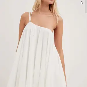 Säljer en helt ny klänning från NA-KD i storlek 38. Köpte för 549kr. Är öppen för andra bud än vad priset är satt till. Perfekt för studenten🙌🙌(bilderna är från hemsidan)