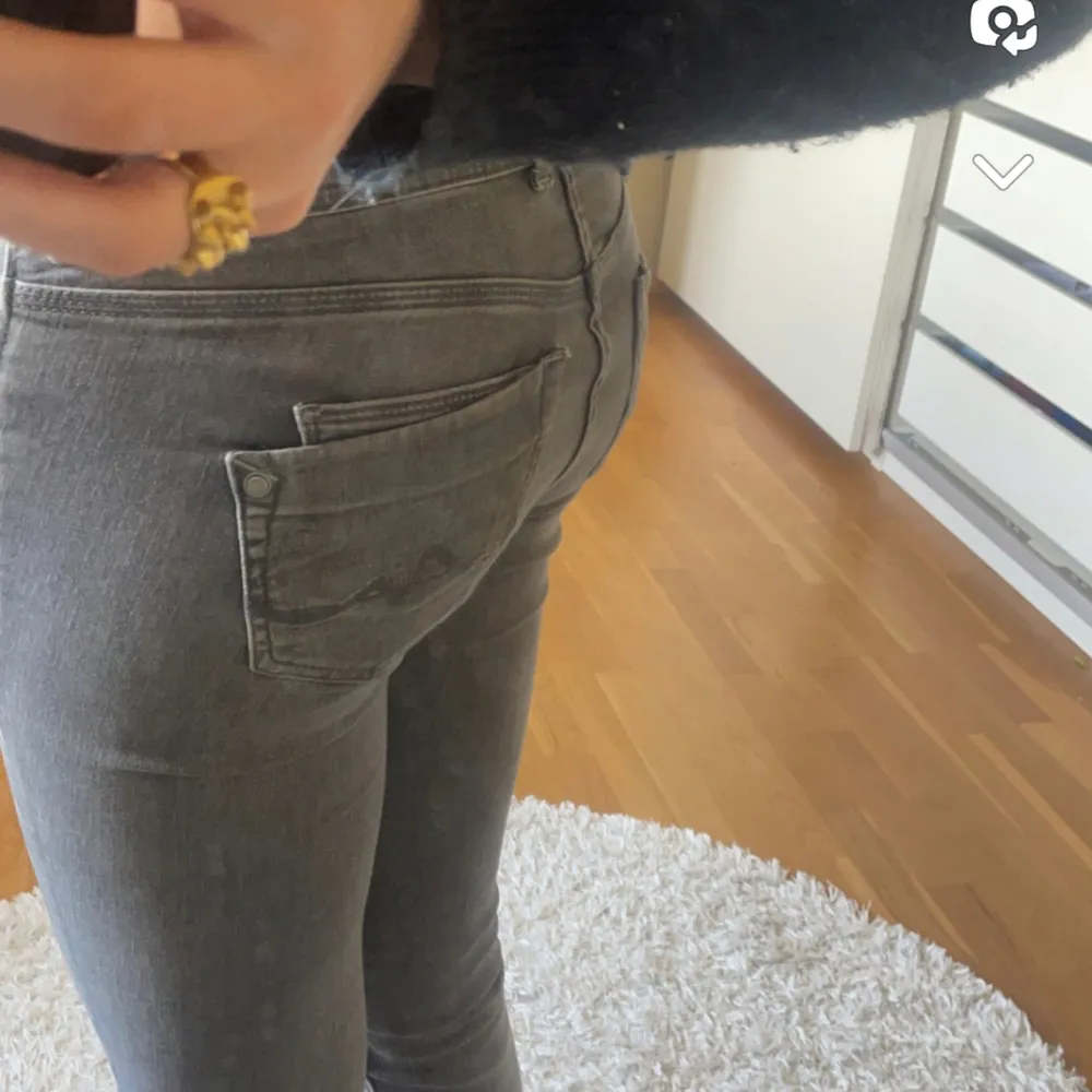 Jag säljer ett par super fina Pepe jeans som jag köpte av en tjej här på plick😍 de är i fint skick och har inga defekter vad jag har sett, endast provade😘. Jeans & Byxor.
