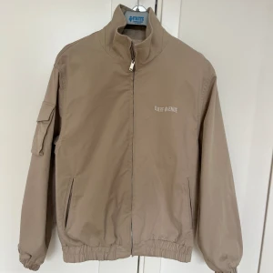 Djerf avenue jacka - Fin vårjacka! Djerf avenues Cotton on the go jacket sand