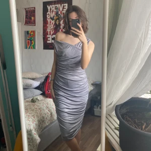 Grå klänning - Unik grå klänning! Storlek M, har aldrig använt :)) Perfekt till party!