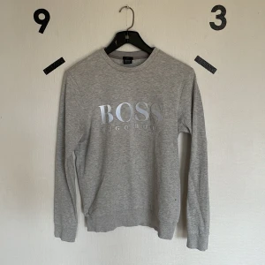 Hugo boss sweatshirt - Storlek S, 9/10 i skick, endast andvänd några gånger.