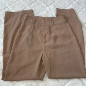 Kostymbyxor - Sparsamt använda beige kostymbyxor, kommer inte till användning 🩵 strl 36! 