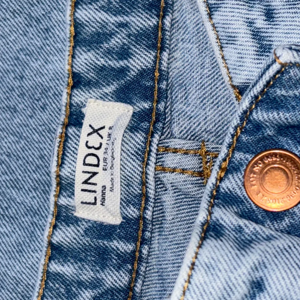 Blåa jeans från Lindex, mid/högmidjade, skulle sy in ner dem till lägre midja med blev inte helt lyckat och gav upp därför är det ett hål, se det på bilden, aldrig använda.🤍. Jeans & Byxor.