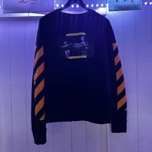 Off white sweatshirt. - Off white swetshirt storlek XL sitter som L. Köpt på hypeneedz i Tyskland. Tyvärr ingår inget förutom de som finns på bilden. Skick 9/10. Nypris ligger på ca 6000. Jag tänker mig 3500. Pris går att förhandla.