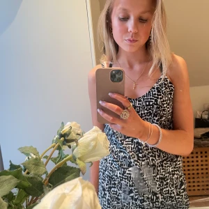 Vero Moda linne  - Jättefint veromoda mönstrat linne med svart och vit 💖 bra skick och inte använd så ofta 💕