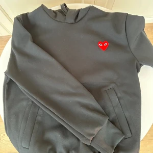 Cdg Hoodie - En fin hoodie som har växt ur mig! Passar 160-170 bäst skulle jag säga. Tveka inte på att höra av er vid frågor😁