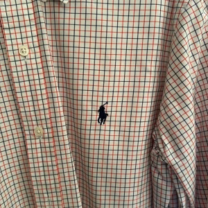 Mönstrad  skjorta Ralph Lauren storlek small - Mönstrad skjorta från the Ralph Lauren Mycket fint skick, använd enbart enstaka gång! Skjortan tvättad och pressad på kemtvätt inför försäljningen  Storlek small (43cm bred och 75cm lång) 100% bomull