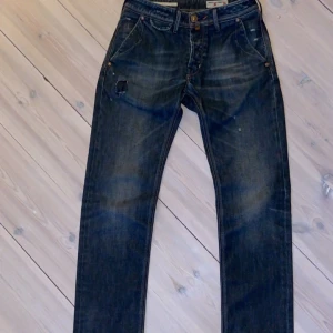 Jacob Cohen  - Jacob cohen jeans. Säljer för att de inte kommer till användning. Skick 9/10 inga fel eller något , strl 30:34 Slim fit, ny pris 5000kr mitt pris 1599kr