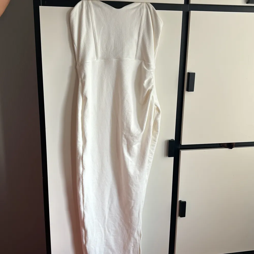 Fin figursydd vit klänning, tjockt material. Storleken är som L dock kan tillochmed passa en om man har XL då den är oerhört stretchig.😍. Klänningar.